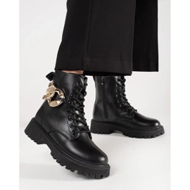 Fekete munkavállalók aranylánccal 1