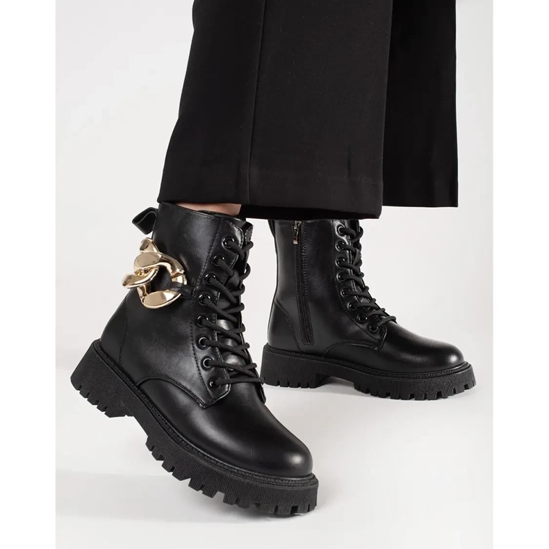 Fekete munkavállalók aranylánccal 1