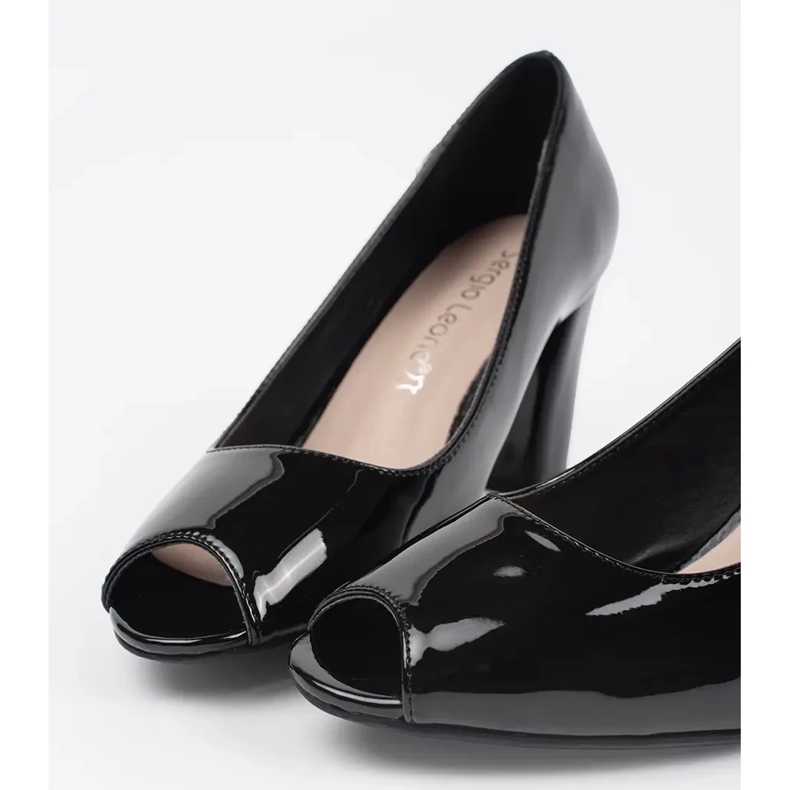 Festett fekete szivattyúk a Sergio Leone Poston 1