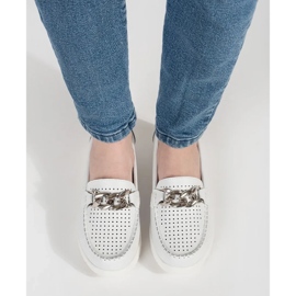 Goodin Bőrfehér cipők lánccal a peronon 1