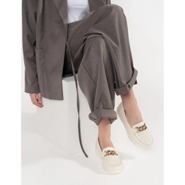 Goodin Bőrfényes bézs láncolók lánccal a peronon 2