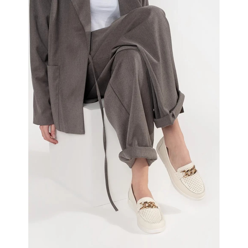 Goodin Bőrfényes bézs láncolók lánccal a peronon 2