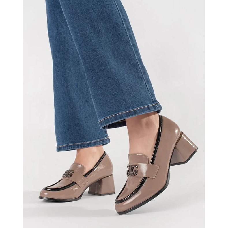 Taupe magas sarkú cipővel bézs 1