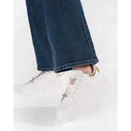 Fehér cipők a platformon PIN -kóddal 1