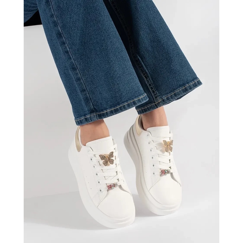 Fehér cipők a platformon PIN -kóddal 2