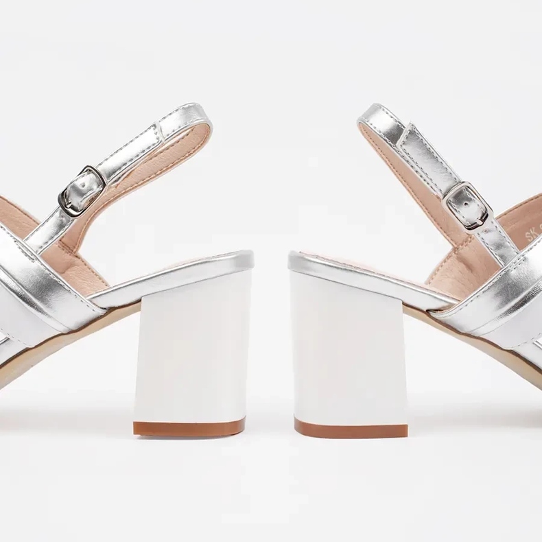 Fémes szandál a Srebrne Sergio Leone oszlopon ezüst 1