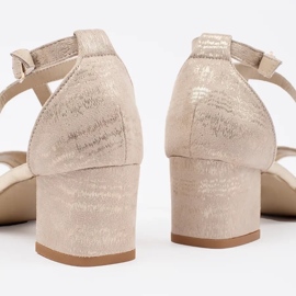 Goodin Bézs női sarok 1