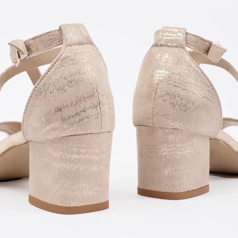 Goodin Bézs női sarok 1