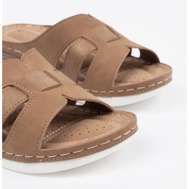 Kényelmes papucs alacsony bézs ékeken 1