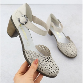 Női bőr szandál a Rieker 40902-60 bézs poszton 1