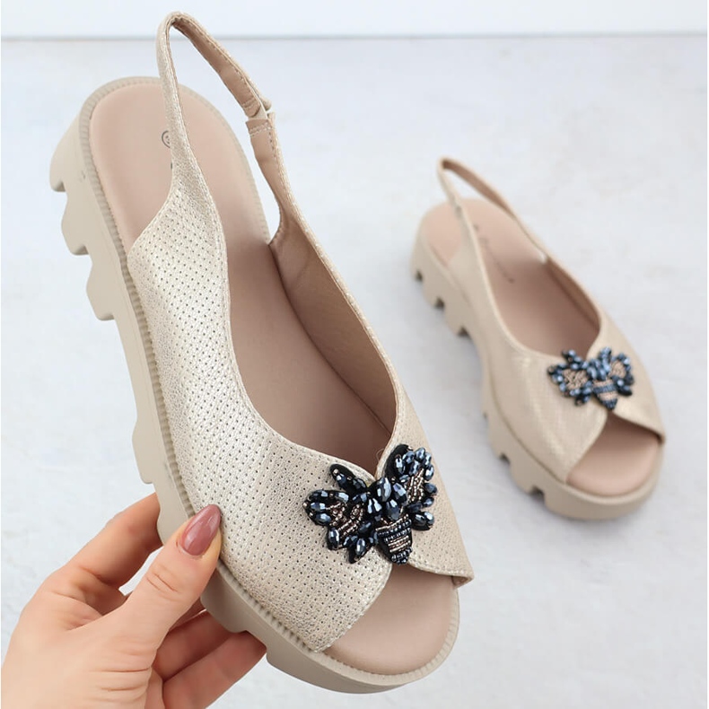 Női szandál a platformon perforált fém arany potocki sz12610 aranysárga 1 Női szandál a platformon perforált fém arany potocki sz12610 aranysárga 1