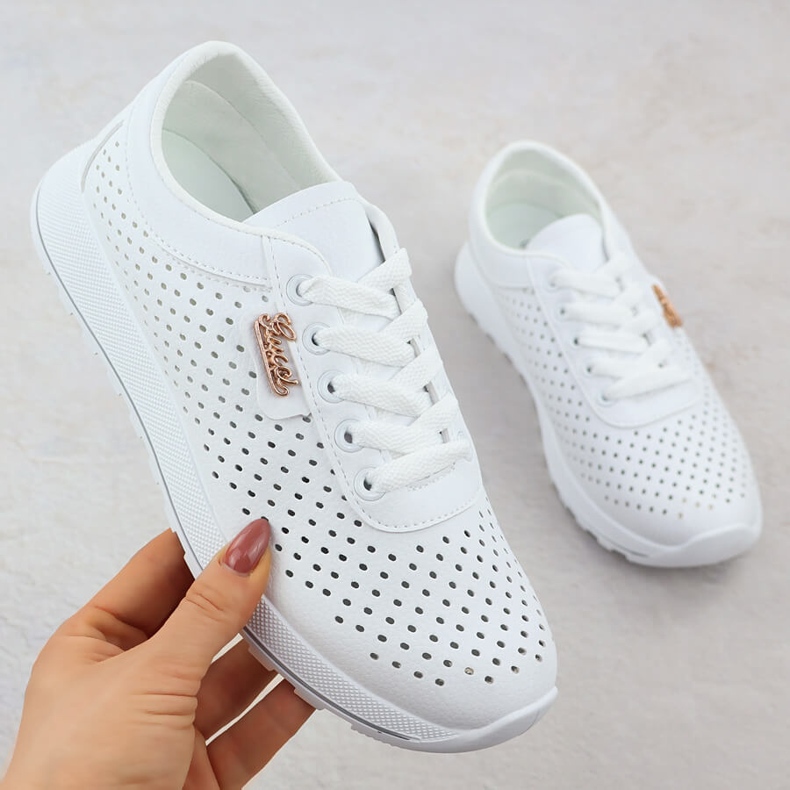 Női nyitott sportszivattyúk a platformon White Potocki PY16346 fehér 1