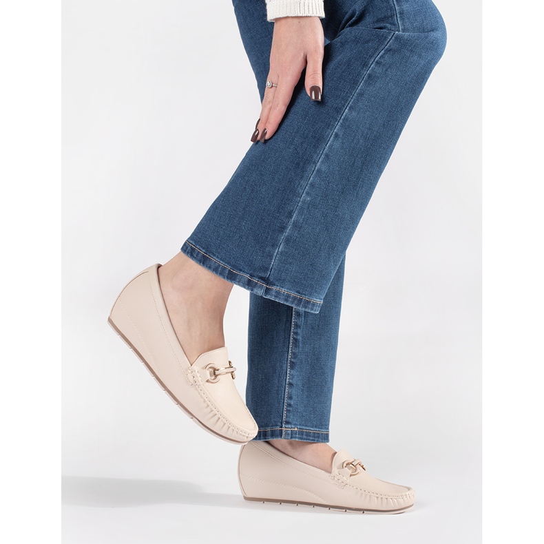 Goodin Bézs cipők egy alacsony ékön, díszítéssel 2