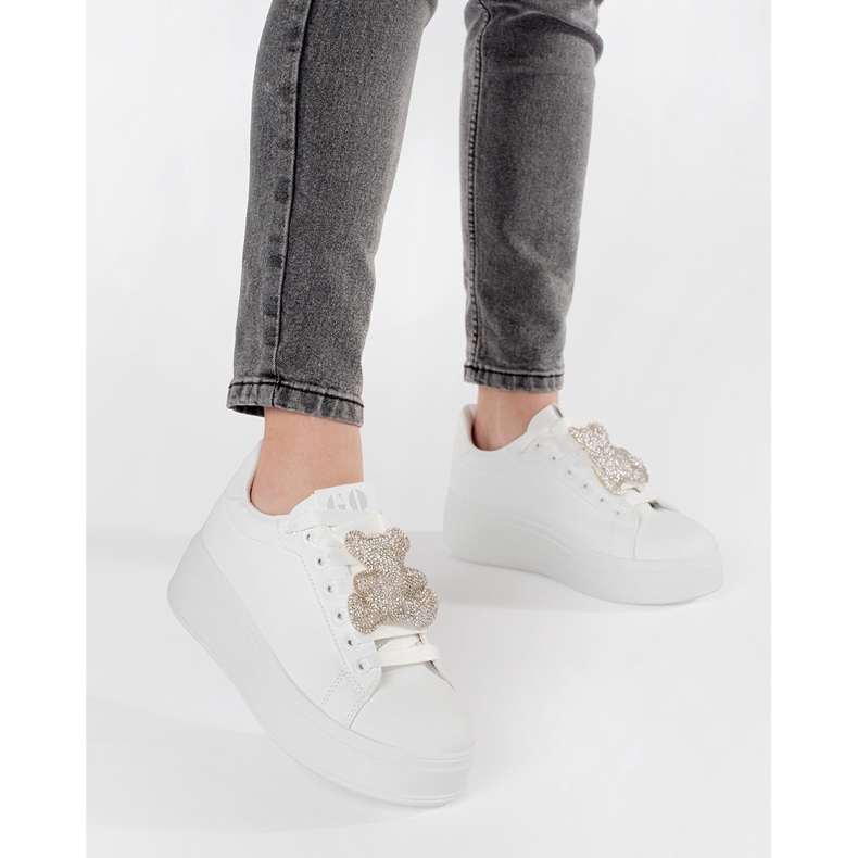 Fehér cipők egy mackó platformon 2