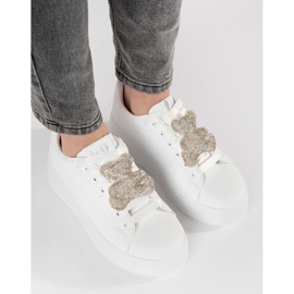 Fehér cipők egy mackó platformon 1 Fehér cipők egy mackó platformon 1