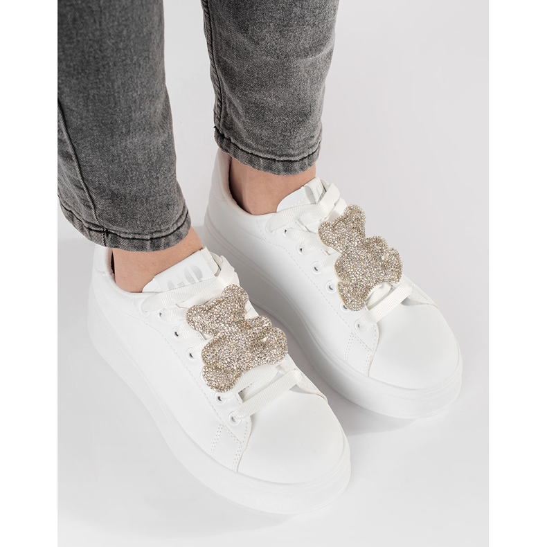 Fehér cipők egy mackó platformon 1 Fehér cipők egy mackó platformon 1