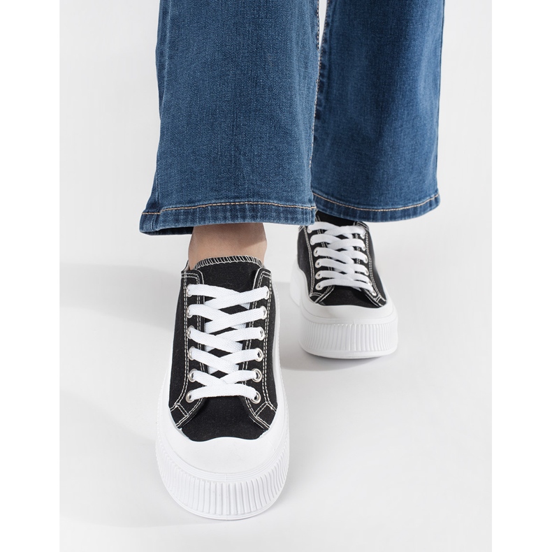 Fekete-fehér tornacipő vastag talppal 2