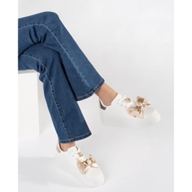 Fehér és arany cipők arany kiegészítésekkel 1