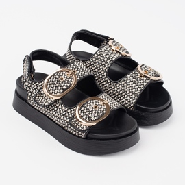 Goodin Szandál egy fekete -fehér platformon 1