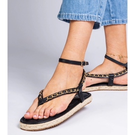 A lánccal díszített fekete szandál 1