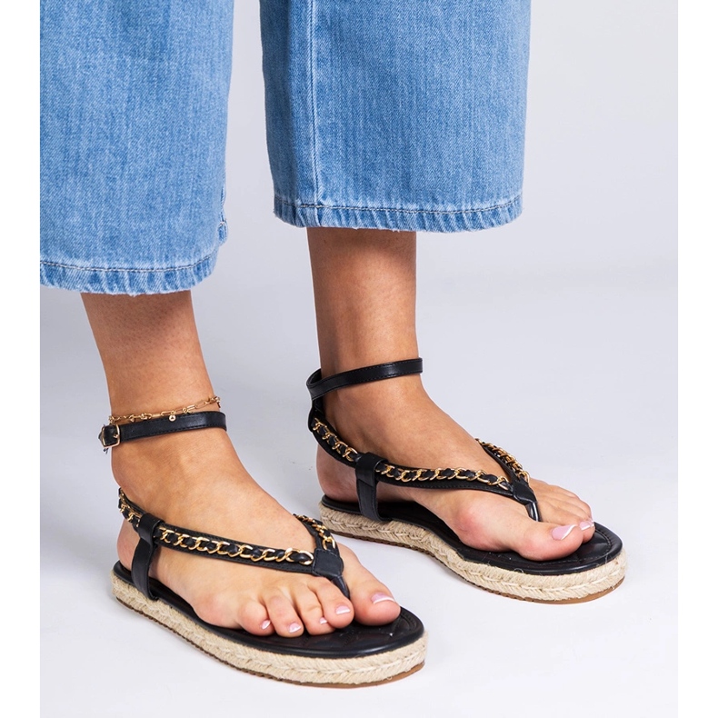 A lánccal díszített fekete szandál 2