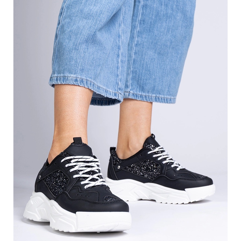 Fekete női cipők csillogó betétekkel 1