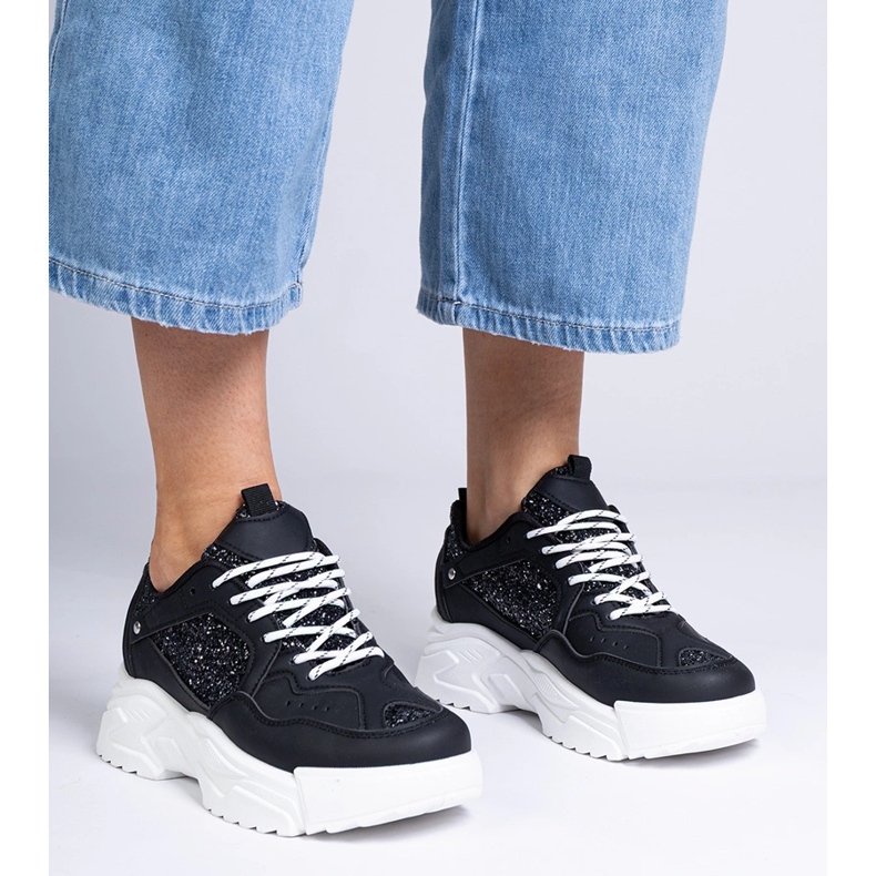 Fekete női cipők csillogó betétekkel 2