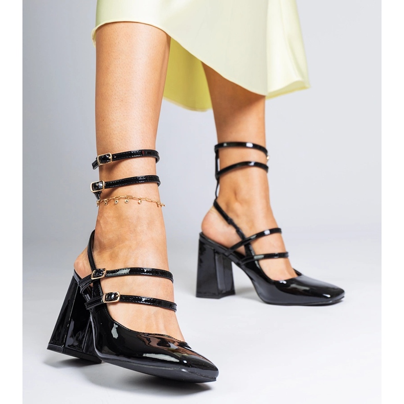 A fekete szandál lakkozott a poszton 1