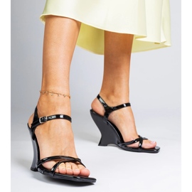 Fekete lakkozott női ék szandál 1