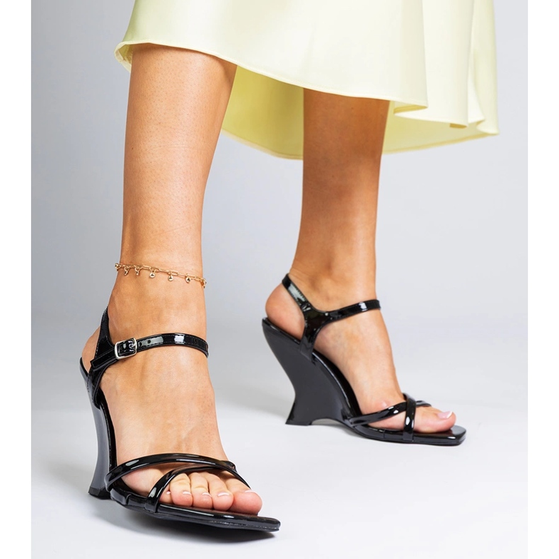 Fekete lakkozott női ék szandál 1