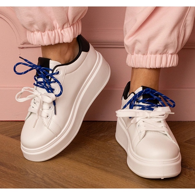 Fehér sport cipők a platformon 1