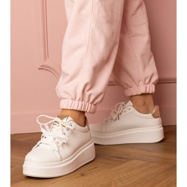 Fehér és arany sport cipők a platformon 1 Fehér és arany sport cipők a platformon 1