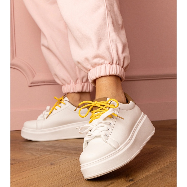 Fehér-barna sport cipők a platformon 1