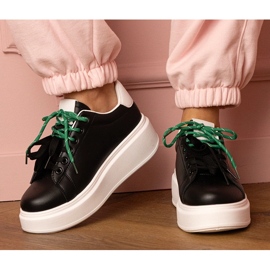 Fekete sport cipők a platformon 1