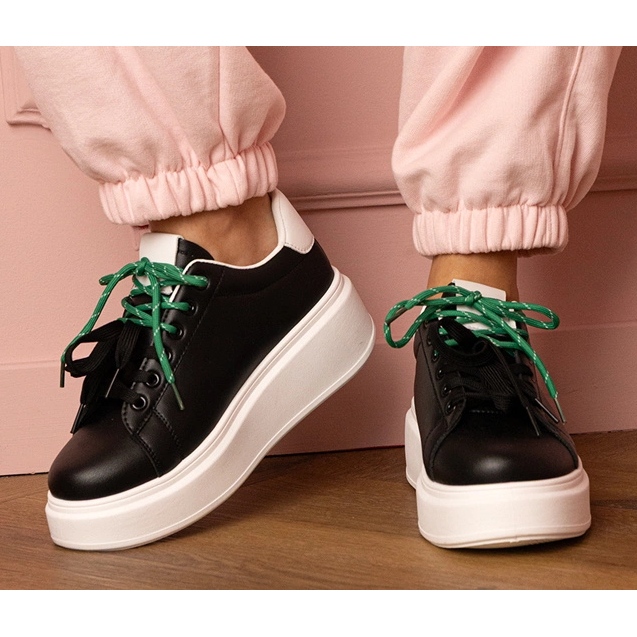 Fekete sport cipők a platformon 1