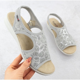 Női szandál egy kiütésen, rugalmas virágokkal, szürke Unisoft 7196 1