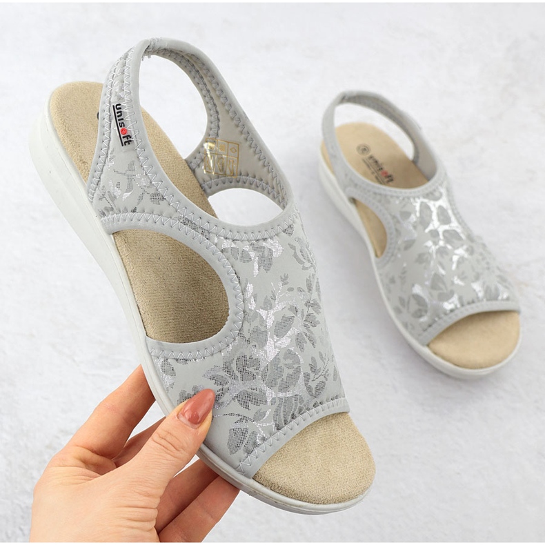 Női szandál egy kiütésen, rugalmas virágokkal, szürke Unisoft 7196 1