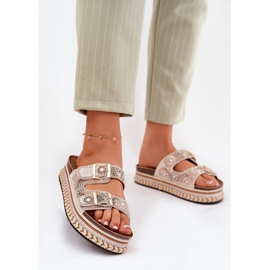Papucs dekorációval és csatokkal az aranyplatformon aranysárga 2
