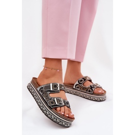 Papucs dekorációval és csatokkal a fekete platformon 2