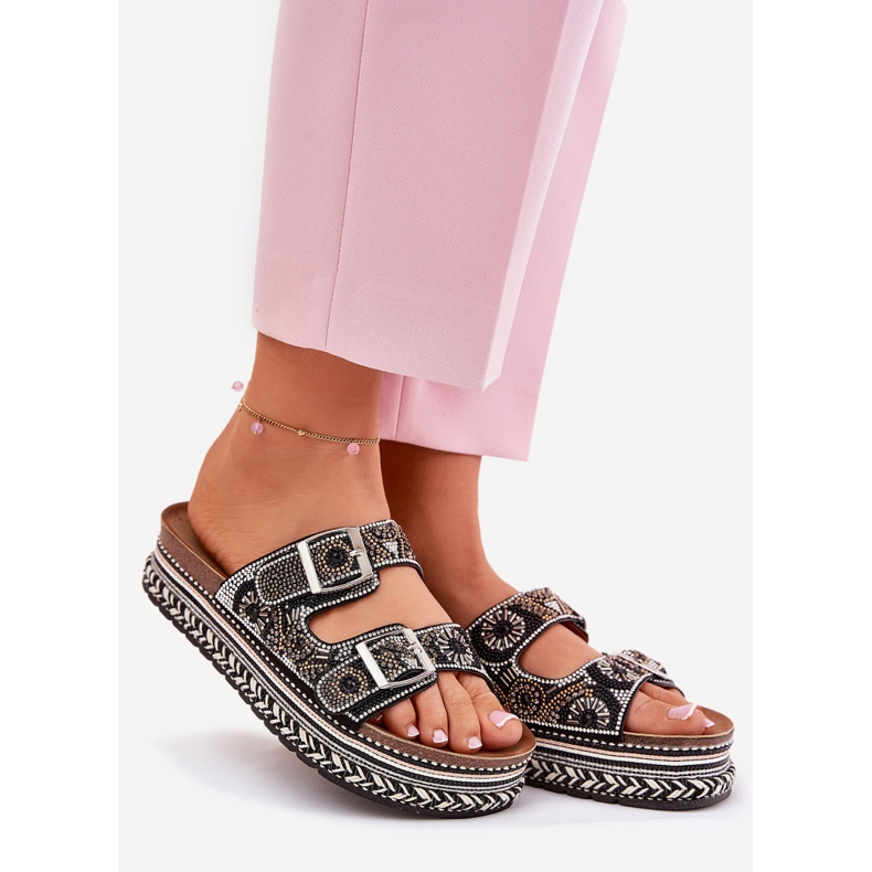 Papucs dekorációval és csatokkal a fekete platformon 1