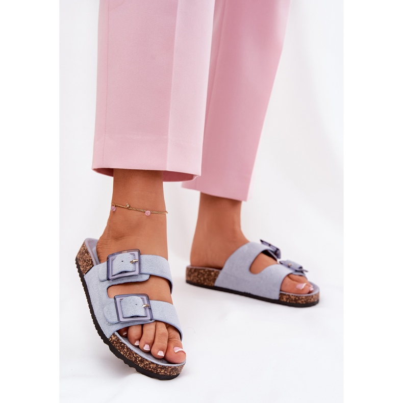 A női papucskék bilincsekkel a parafa talpkéken 2