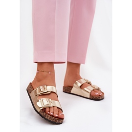 A női papucs bilincsekkel egy parafa talpon lévő arany talpon aranysárga 2 A női papucs bilincsekkel egy parafa talpon lévő arany talpon aranysárga 2