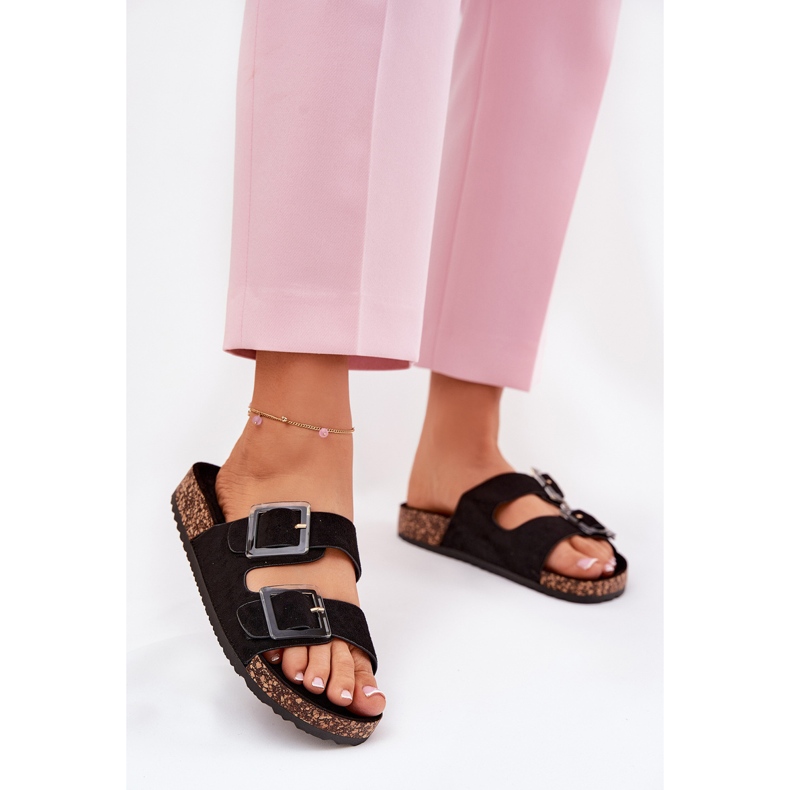 A női papucs bilincsekkel a parafa talpon lévő fekete talpon 2 A női papucs bilincsekkel a parafa talpon lévő fekete talpon 2