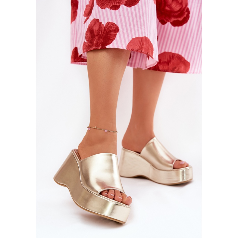 Eco bőr női papucs a peronon és az arany ékeken aranysárga 2