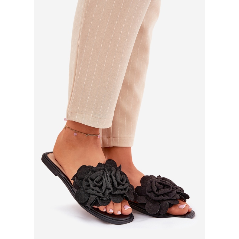 Lapos, rágcsált női papucs dekoratív virágokkal fekete virágok 1