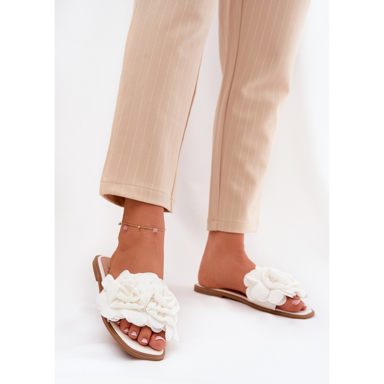 Lapos fásztás női papucs dekoratív virágokkal fehér 2