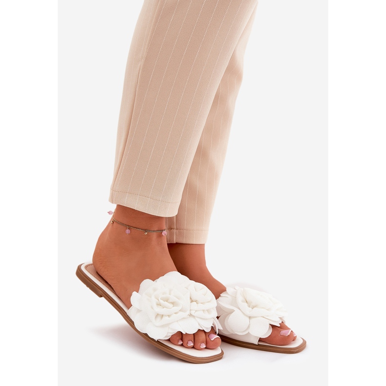 Lapos fásztás női papucs dekoratív virágokkal fehér 1