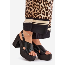 Női szandál az oszlopon és a platformon, öko bőr fekete 1