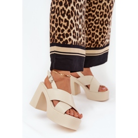 Női szandál az oszlopon és az öko bőr világoskékkel ellátott platformon bézs 2