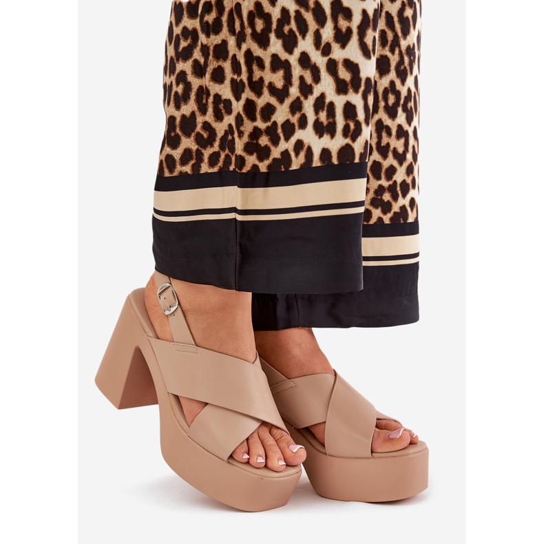 Női szandál az oszlopon és a platformon öko bőr khakival bézs 1